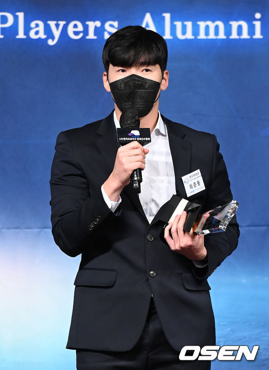 최고의 신인상을 수상한 롯데 최준용이 소감을 말하고 있다. 2021.12.02 /sunday@osen.co.kr