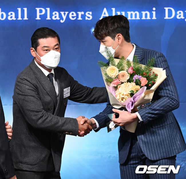 최고의 선수상을 수상한 키움 이정후가 LG 이종범 코치에게 꽃다발을 받고 있다. 2021.12.02 /sunday@osen.co.kr