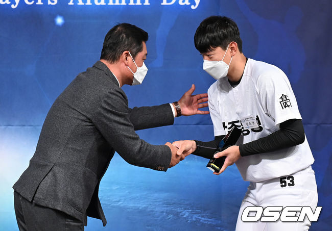 2일 오후 호텔 리베라 청담에서 ‘제9회 2021 한국프로야구 은퇴선수의 날' 시상식이 열렸다.LG 이종범 코치가 광주동성고등학교 김도영에게 BIC0.412(백인천상)을 전달하고 있다. 2021.12.02 /sunday@osen.co.kr