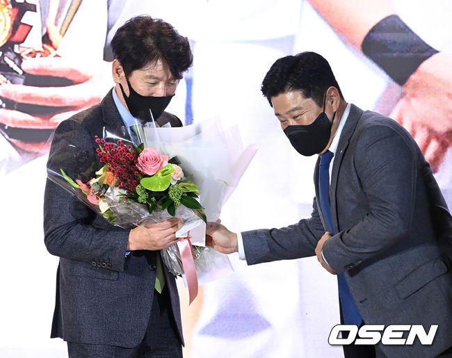 2일 오후 서울 강남구 엘리에나 호텔에서 ‘스포츠서울 올해의 상’ 시상식이 열렸다.올해의 감독상을 수상한 KT 이강철 감독이 두산 김태형 감독에게 꽃다발을 받고 있다. 2021.12.02 /sunday@osen.co.kr
