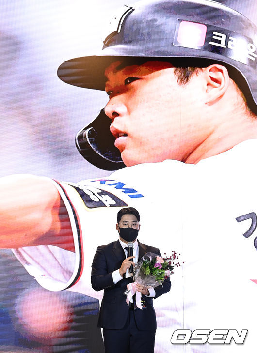 2일 오후 서울 강남구 엘리에나 호텔에서 ‘스포츠서울 올해의 상’ 시상식이 열렸다.올해의 선수상을 수상한 KT 강백호가 소감을 말하고 있다. 2021.12.02 /sunday@osen.co.kr