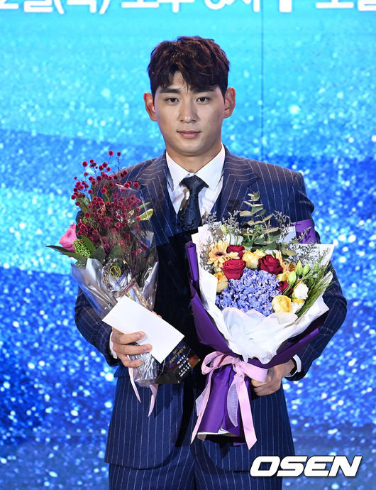 2일 오후 서울 강남구 엘리에나 호텔에서 ‘스포츠서울 올해의 상’ 시상식이 열렸다.올해의 타자상을 수상한 키움 이정후가 기념촬영을 하고 있다. 2021.12.02 /sunday@osen.co.kr