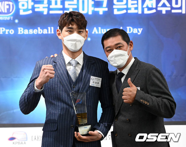 최고의 선수상을 수상한 키움 이정후와 시상자로 나선 LG 이종범 코치가 기념촬영을 하고 있다. 2021.12.02 /sunday@osen.co.kr