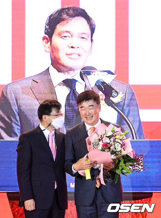 2일 오후 서울 강남구 엘리에나 호텔에서 ‘스포츠서울 올해의 상’ 시상식이 열렸다.올해의 공로상을 수상한 정용진 SSG구단주에 대리수상한 민경삼 대표가 기념촬영을 하고 있다. 2021.12.02 /sunday@osen.co.kr