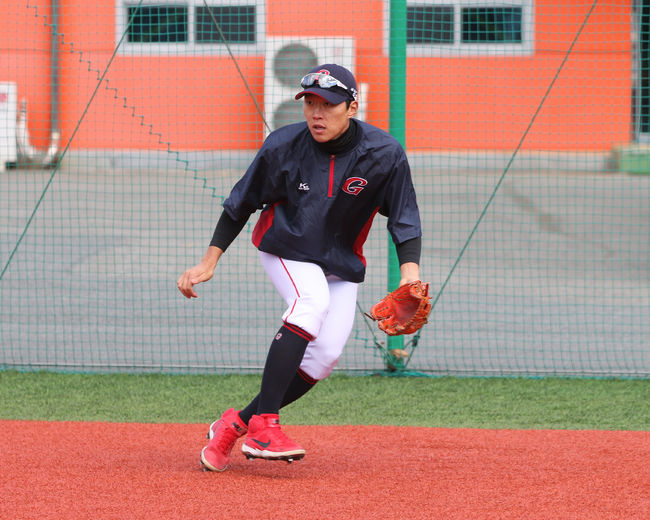 테스트 합격 후 롯데 유니폼을 입고 훈련 중인 박승욱 /롯데 자이언츠 제공