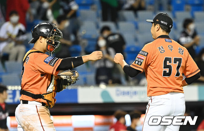 한화 최재훈과 정우람이 승리의 기쁨을 나누고 있다. 2021.09.04 /OSEN DB