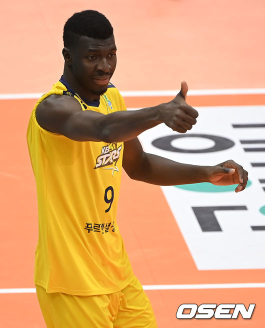 2일 오후 경기 의정부체육관에서 ‘2021-2022 도드람 V-리그’ 남자부 KB손해보험과 OK금융그룹의 경기가 열렸다. 2세트 KB 케이타가 득점에 기뻐하고 있다. 2021.12.02 /ksl0919@osen.co.kr