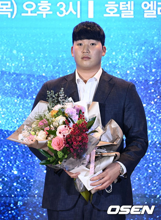 2일 오후 서울 강남구 엘리에나 호텔에서 ‘스포츠서울 올해의 상’ 시상식이 열렸다.올해의 성취상을 수상한 한화 김민우가 기념촬영을 하고 있다. 2021.12.02 /sunday@osen.co.kr