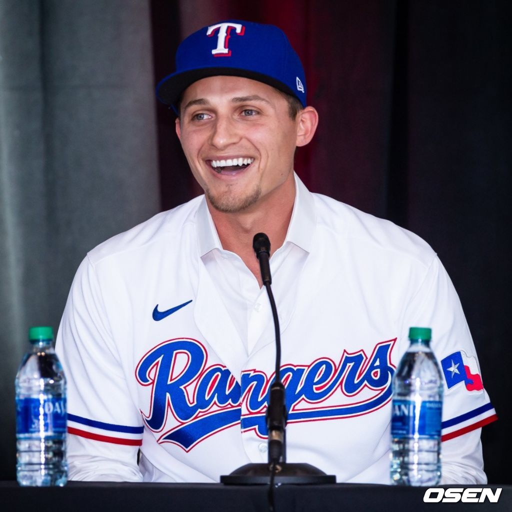 [사진] 기존 노사 단체 협약 마지막 날인 2일(한국시간) 텍사스 레인저스와의 계약을 마무리하고 공식 기자회견을 한 코리 시거. <텍사스 레인저스 공식 트위터 캡처>