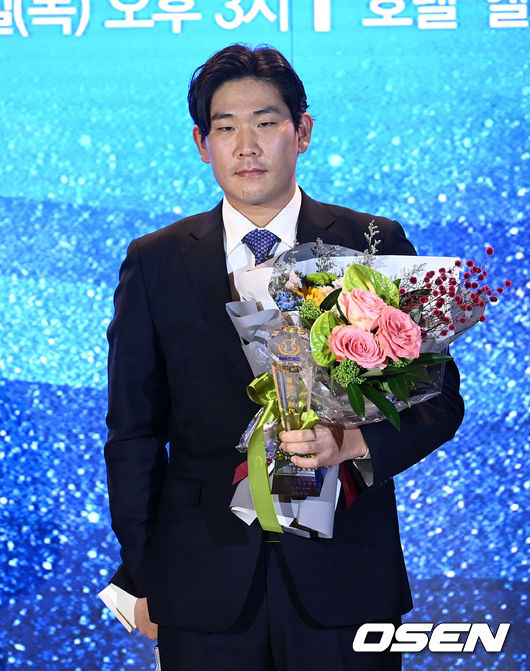 2일 오후 서울 강남구 엘리에나 호텔에서 ‘스포츠서울 올해의 상’ 시상식이 열렸다.올해의 재기상을 수상한 키움 정찬헌이 기념촬영을 하고 있다. 2021.12.02 /sunday@osen.co.kr