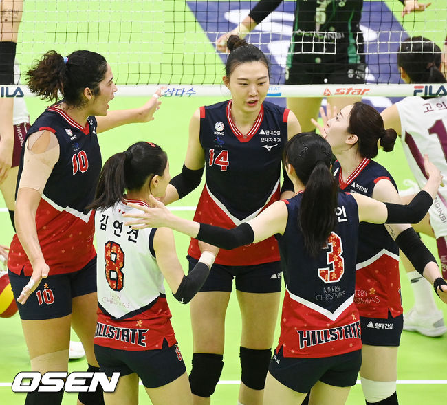2세트 공격에 성공한 현대건설 선수들이 기뻐하고 있다. 2021.12.03 /rumi@osen.co.kr