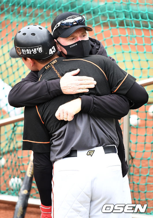 한화 대럴 케네디 수석코치가 훈련 중 정은원과 포옹하고 있다. /OSEN DB