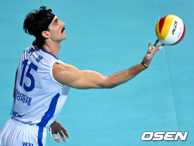 1세트, 삼성화재 러셀이 서브를 넣고 있다. 2021.12.01 / dreamer@osen.co.kr