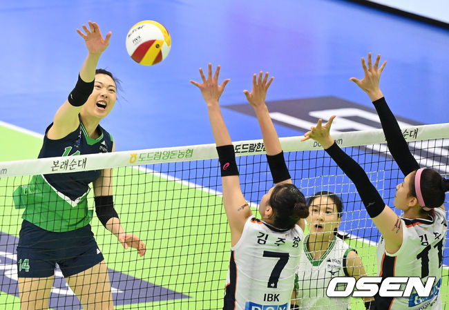 1세트 현대건설 양효진이 IBK기업은행 김주향, 김수지의 블로킹을 피해 강타를 날리고 있다.  2021.10.17