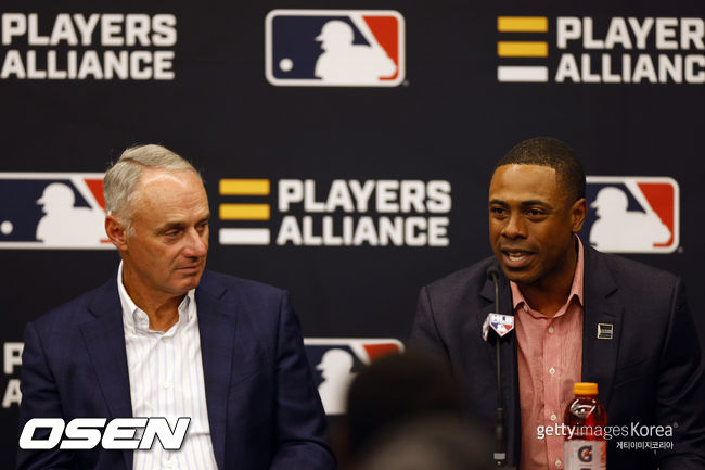 [사진] 커티스 그랜더슨 선수연맹 회장(오른쪽)이 지난 7월 덴버에서 열린 2021 메이저리그 올스타 주간에 롭 만프레드 MLB 커미셔너와 기자회견을 갖고 있다. ⓒGettyimages(무단전재 및 재배포 금지)