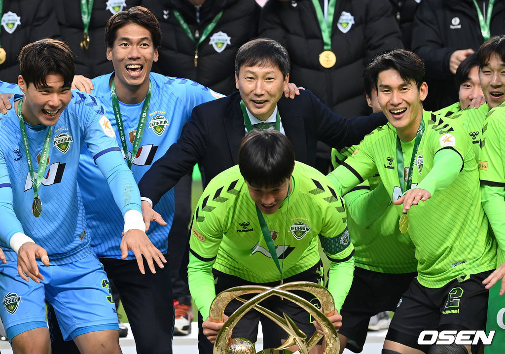5일 오후 전북 전주월드컵경기장에서 열린 ‘하나원큐 K리그1 2021’ 전북 현대와 제주 유나이티드의 경기, 우승을 차지한 전북 김상식 감독이 선수단과 기쁨을 나누고 있다. 2021.12.05 /sunday@osen.co.kr