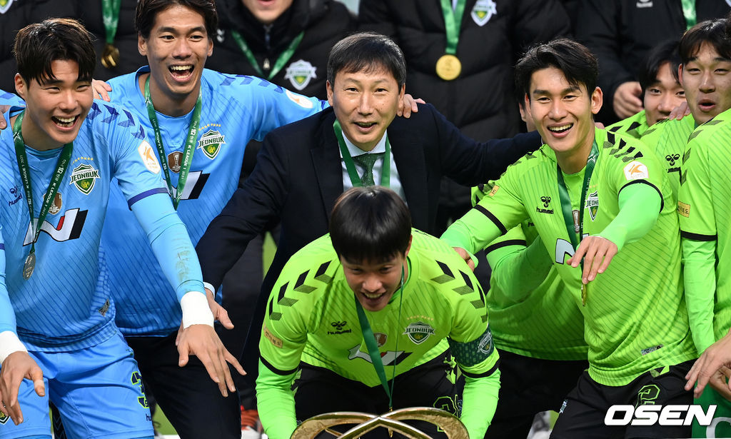 5일 오후 전북 전주월드컵경기장에서 열린 ‘하나원큐 K리그1 2021’ 전북 현대와 제주 유나이티드의 경기, 우승을 차지한 전북 김상식 감독이 시상대 뒷줄에서 우승 트로피 세리머니를 펼치고 있다. 2021.12.05 /sunday@osen.co.kr