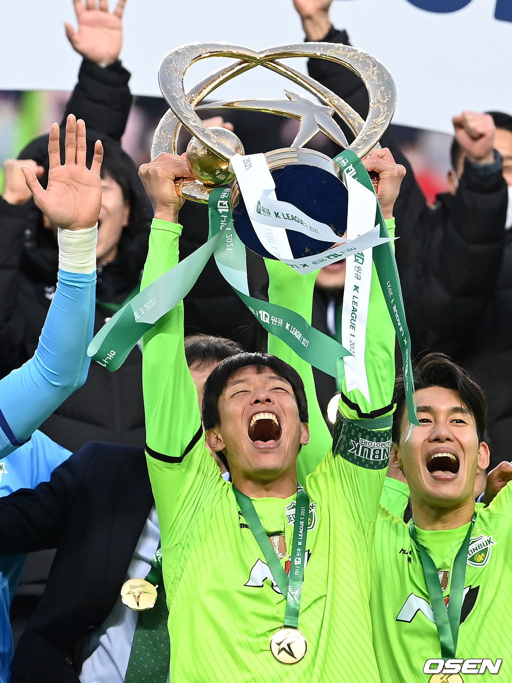 5일 오후 전북 전주월드컵경기장에서 열린 ‘하나원큐 K리그1 2021’ 전북 현대와 제주 유나이티드의 경기, 우승을 차지한 전북 김상식 감독이 시상대 뒷줄에서 우승 트로피 세리머니를 펼치고 있다. 2021.12.05 /sunday@osen.co.kr