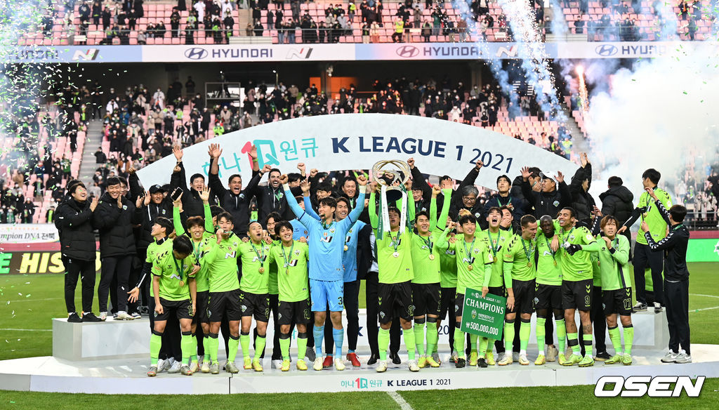 5일 오후 전북 전주월드컵경기장에서 열린 ‘하나원큐 K리그1 2021’ 전북 현대와 제주 유나이티드의 경기, 우승을 차지한 전북 김상식 감독이 시상대 뒷줄에서 우승 트로피 세리머니를 펼치고 있다. 2021.12.05 /sunday@osen.co.kr