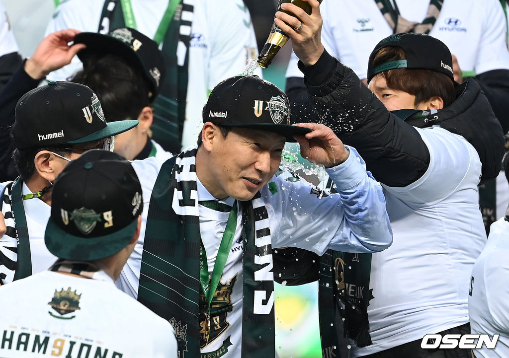 5일 오후 전북 전주월드컵경기장에서 열린 ‘하나원큐 K리그1 2021’ 전북 현대와 제주 유나이티드의 경기, 우승을 차지한 전북 김상식 감독이 선수단과 우승 세리머니를 펼치고 있다. 2021.12.05 /sunday@osen.co.kr