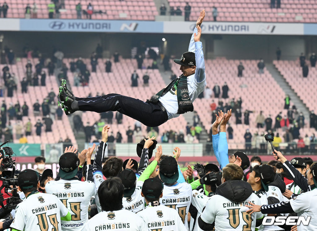 5일 오후 전북 전주월드컵경기장에서 열린 ‘하나원큐 K리그1 2021’ 전북 현대와 제주 유나이티드의 경기, 우승을 차지한 전북 김상식 감독이 선수들에게 헹가래를 받고 있다. 2021.12.05 /sunday@osen.co.kr