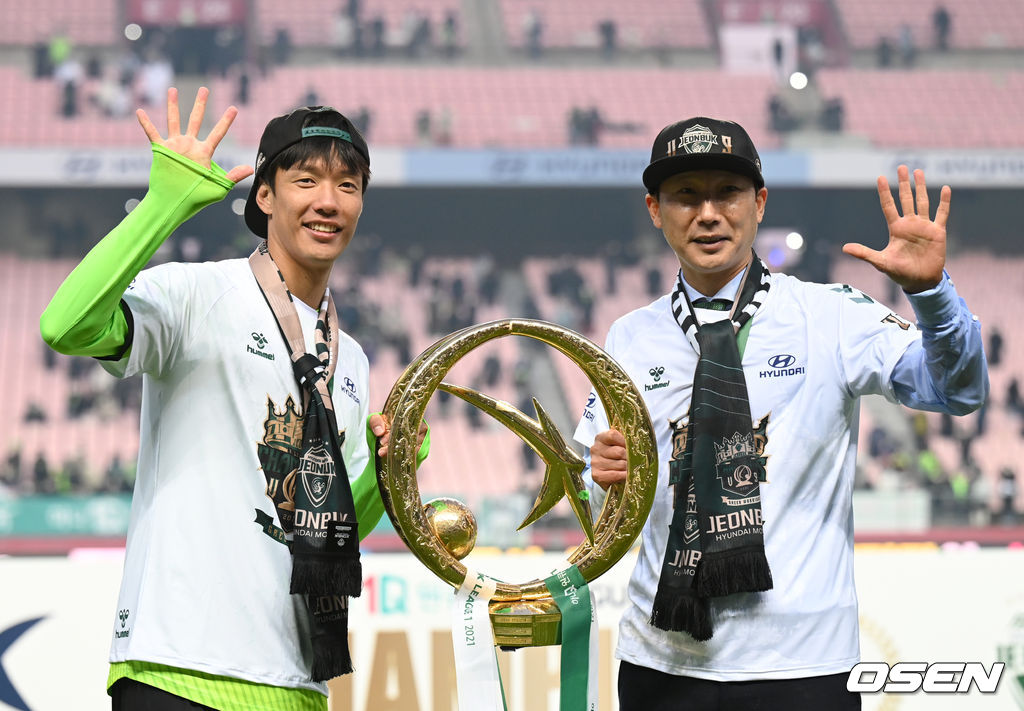 5일 오후 전북 전주월드컵경기장에서 열린 ‘하나원큐 K리그1 2021’ 전북 현대와 제주 유나이티드의 경기, 우승을 차지한 전북 김상식 감독이 주장 홍정호와 기념촬영을 하고 있다. 2021.12.05 /sunday@osen.co.kr