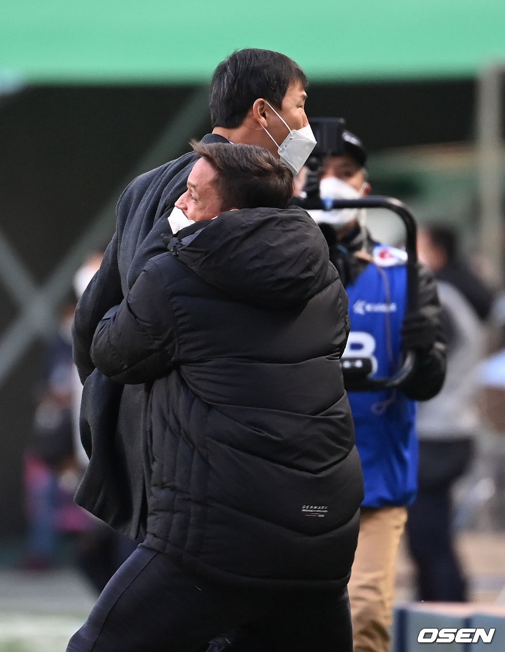 5일 오후 전북 전주월드컵경기장에서 열린 ‘하나원큐 K리그1 2021’ 전북 현대와 제주 유나이티드의 경기, 우승을 차지한 전북 김상식 감독이 코칭스태프와 기쁨을 나누고 있다. 2021.12.05 /sunday@osen.co.kr