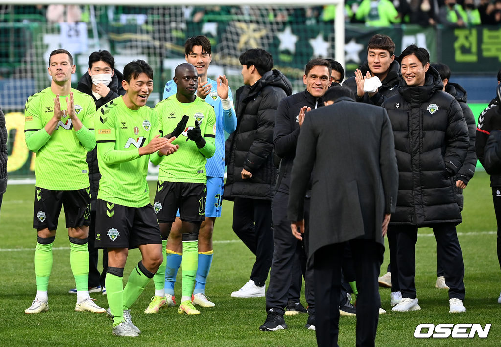 5일 오후 전북 전주월드컵경기장에서 열린 ‘하나원큐 K리그1 2021’ 전북 현대와 제주 유나이티드의 경기, 우승을 차지한 전북 김상식 감독이 선수단을 향해 인사를 하고 있다. 2021.12.05 /sunday@osen.co.kr