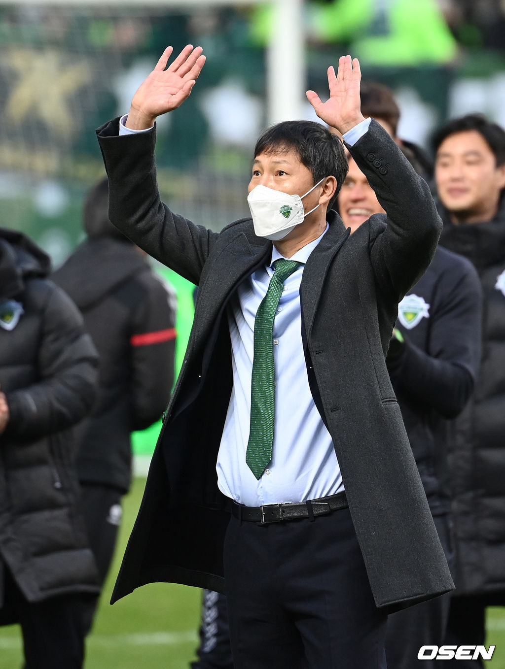 5일 오후 전북 전주월드컵경기장에서 열린 ‘하나원큐 K리그1 2021’ 전북 현대와 제주 유나이티드의 경기, 우승을 차지한 전북 김상식 감독이 관중석을 향해 인사를 하고 있다. 2021.12.05 /sunday@osen.co.kr