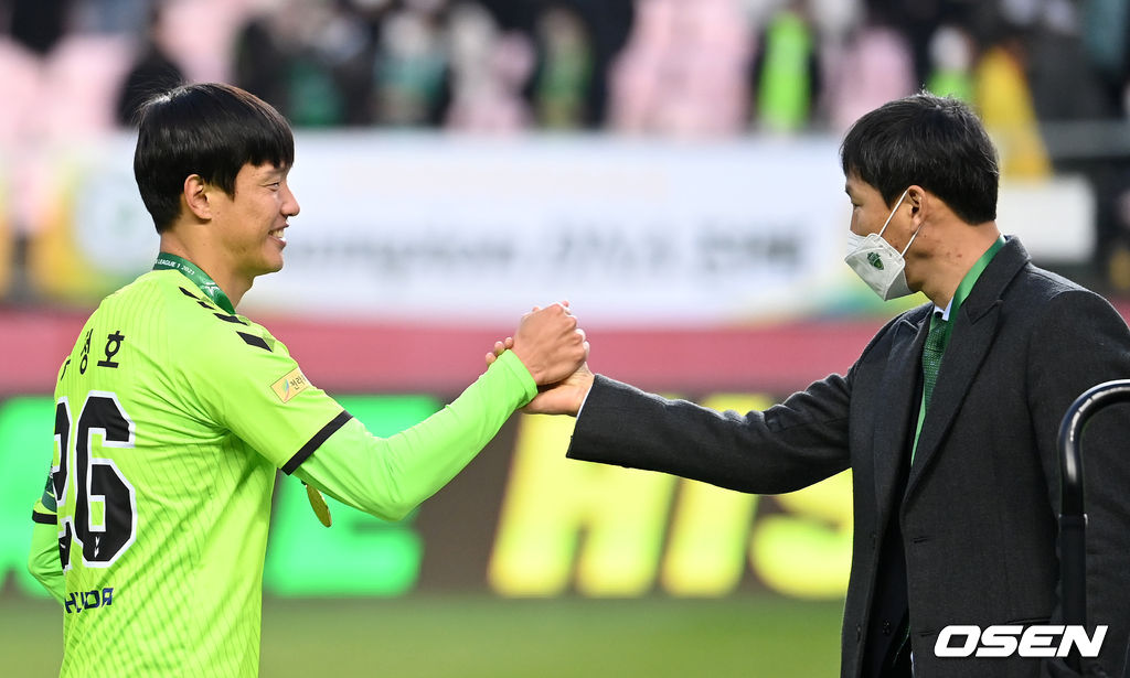 5일 오후 전북 전주월드컵경기장에서 열린 ‘하나원큐 K리그1 2021’ 전북 현대와 제주 유나이티드의 경기, 우승을 차지한 전북 김상식 감독이 시상대에 오르는 홍정호와 손을 맞잡고 있다. 2021.12.05 /sunday@osen.co.kr