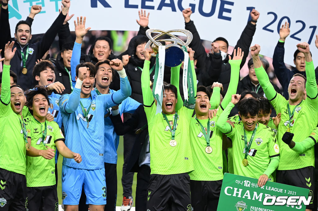 5일 오후 전북 전주월드컵경기장에서 열린 ‘하나원큐 K리그1 2021’ 전북 현대와 제주 유나이티드의 경기, 우승을 차지한 전북 김상식 감독이 시상대 뒷줄에서 우승 트로피 세리머니를 펼치고 있다. 2021.12.05 /sunday@osen.co.kr