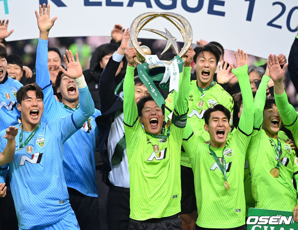 5일 오후 전북 전주월드컵경기장에서 열린 ‘하나원큐 K리그1 2021’ 전북 현대와 제주 유나이티드의 경기, 우승을 차지한 전북 김상식 감독이 시상대 뒷줄에서 우승 트로피 세리머니를 펼치고 있다. 2021.12.05 /sunday@osen.co.kr
