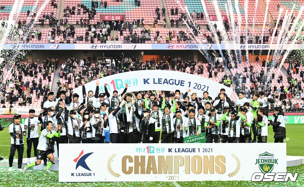 5일 오후 전북 전주월드컵경기장에서 열린 ‘하나원큐 K리그1 2021’ 전북 현대와 제주 유나이티드의 경기, 우승을 차지한 전북 김상식 감독이 시상대 뒷줄에서 우승 트로피 세리머니를 펼치고 있다. 2021.12.05 /sunday@osen.co.kr