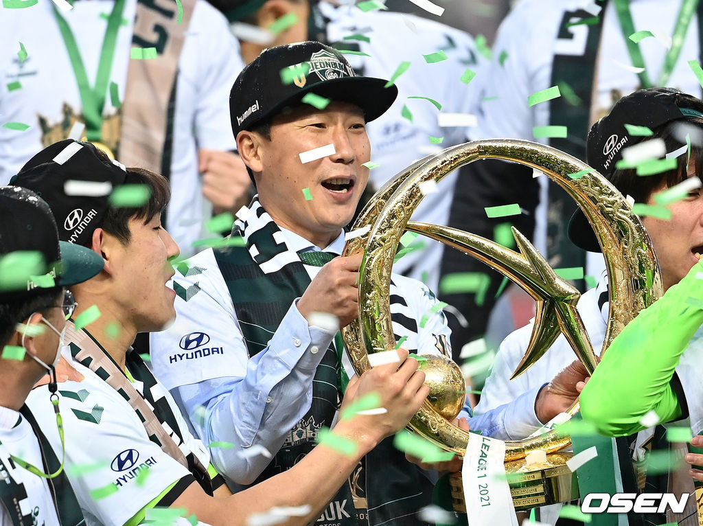 5일 오후 전북 전주월드컵경기장에서 열린 ‘하나원큐 K리그1 2021’ 전북 현대와 제주 유나이티드의 경기, 우승을 차지한 전북 김상식 감독이 선수들과 우승 트로피 세리머니를 펼치고 있다. 2021.12.05 /sunday@osen.co.kr