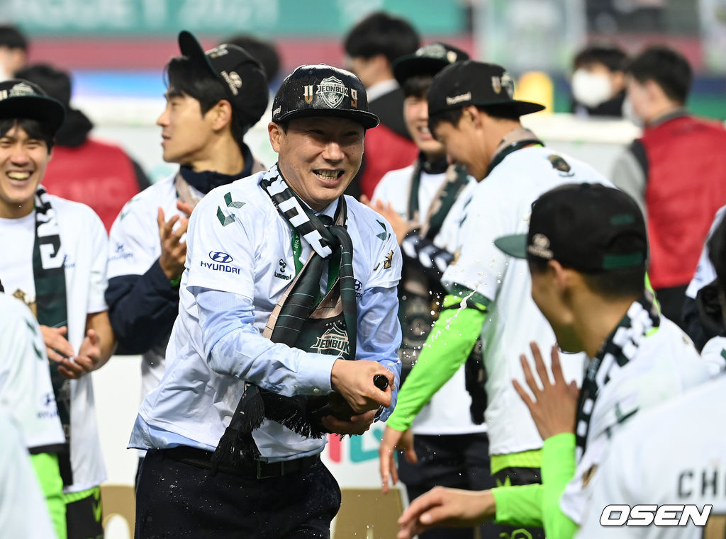 5일 오후 전북 전주월드컵경기장에서 열린 ‘하나원큐 K리그1 2021’ 전북 현대와 제주 유나이티드의 경기, 우승을 차지한 전북 김상식 감독이 선수단과 우승 세리머니를 펼치고 있다. 2021.12.05 /sunday@osen.co.kr
