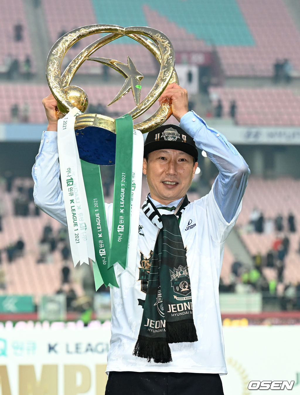 5일 오후 전북 전주월드컵경기장에서 열린 ‘하나원큐 K리그1 2021’ 전북 현대와 제주 유나이티드의 경기, 우승을 차지한 전북 김상식 감독이 우승 트로피를 들고 기념촬영을 하고 있다. 2021.12.05 /sunday@osen.co.kr