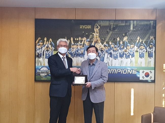곽합 군군체육부대장이 정지택(오른쪽) KBO 총재에게 감사패를 전달하고 있다. /KBO 제공