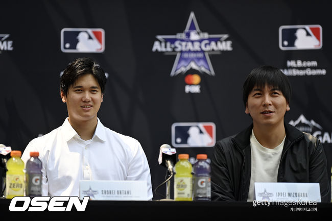 [사진] 오타니 쇼헤이(좌)와 통역 미즈하라 이페이 ⓒGettyimages(무단전재 및 재배포 금지)
