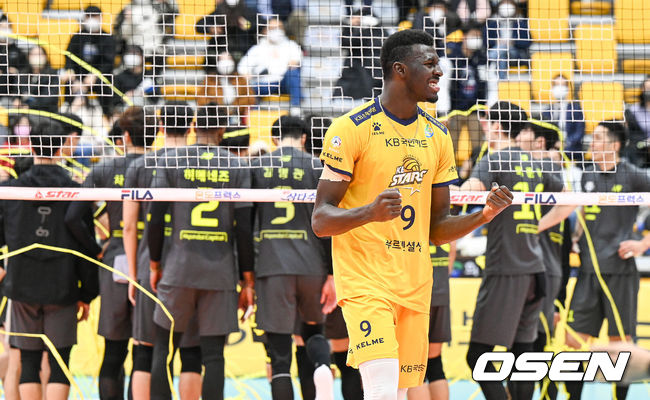 경기종료 후 승리를 이끈 KB손해보험 케이타가 환호하고 있다. 2021.12.07 / soul1014@osen.co.kr