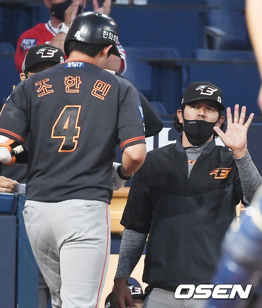 한화 조한민이 좌월 솔로홈런을 날린 후 덕아웃에서 수베로 감독의 축하를 받고 있다. 2021.06.04 /OSEN DB