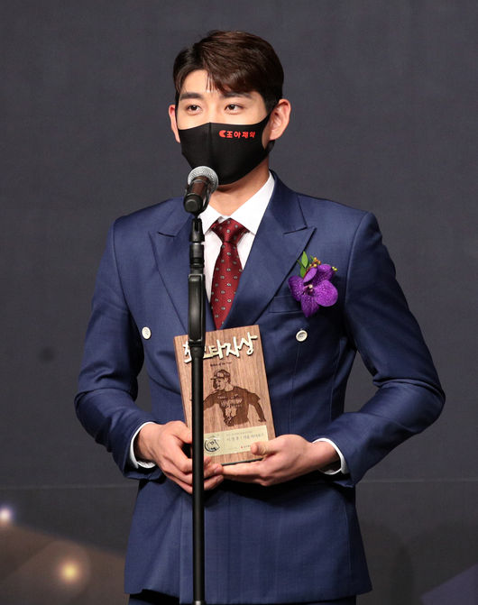 조아제약㈜과 일간스포츠가 공동 제정한 '2021 조아제약 프로야구 대상' 시상식이 8일  서울 중구 더플라자호텔 그랜드볼룸에서 열렸다. 키움 이정후는 최고타자상을 수상했다. /일간스포츠 제공