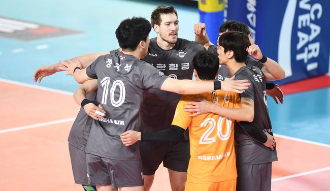 대한항공 선수들이 기뻐하고 있다. /KOVO 제공
