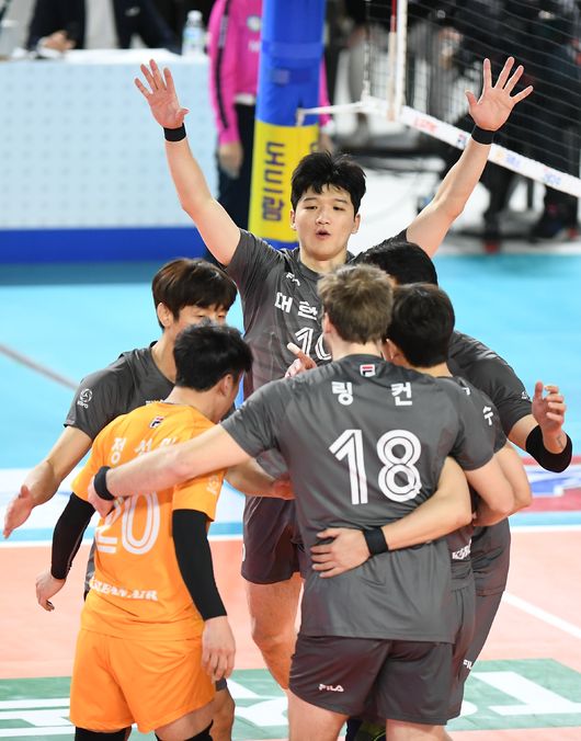정지석과 대한항공 선수들이 기뻐하고 있다. /KOVO 제공