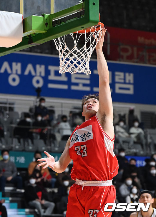 8일 오후 경기도 고양체육관에서 2021-2022 KGC인삼공사 정관장 프로농구 고양 오리온과 창원 LG의 경기가 열렸다.4쿼터 오리온 이승현이 슛을 시도하고 있다. 2021.12.08 /sunday@osen.co.kr