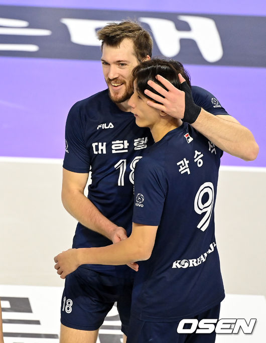 대한항공 링컨이 곽승석과 득점을 기뻐하고 있다. 2021.10.16 /OSEN DB