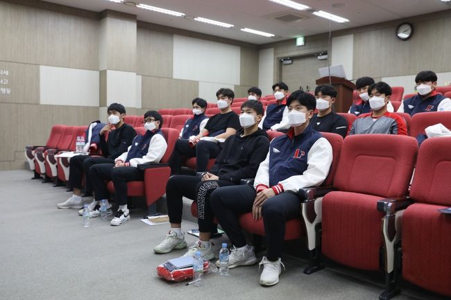 8일 강화도에 있는 SSG퓨처스필드 내 세미나실에서는 2022 신인 오리엔테이션/입단식이 진행됐다. 오전 9시부터 오후 6시까지 긴 시간 동안 12명의 신인들이 SSG 일원이 되어가는 길을 밟았다. / SSG 제공