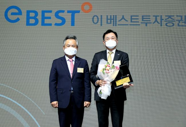 [사진]이기흥 대한체육회장(왼쪽)과 정종열 부사장 /대한당구연맹 제공