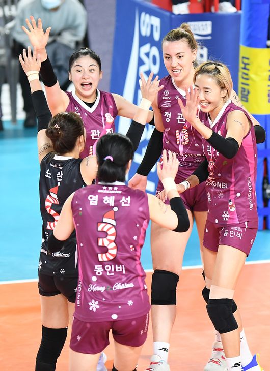 KGC인삼공사 선수들이 득점 후 기뻐하고 있다. /KOVO 제공