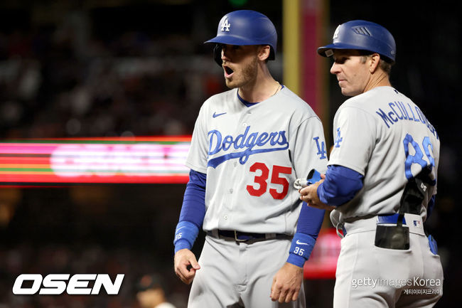 [사진] 클레이튼 맥컬러 1루 코치(왼쪽) ⓒGettyimages(무단전재 및 재배포 금지)