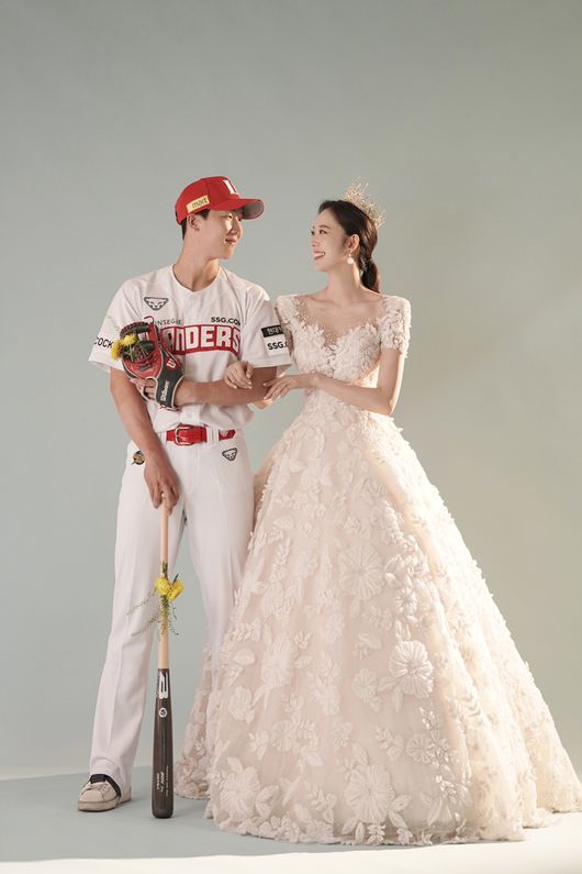 SSG는 10일 “최항이 오는 18일 오후 2시 서울 서초구에 있는 더화이트베일에서 신부 임도연(27) 양과 백년가약을 맺는다”고 알렸다./ SSG 제공